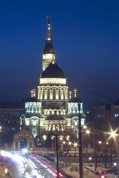 Verkündigungskathedrale in Charkow in der blauen Stunde im Winter — Stockfoto