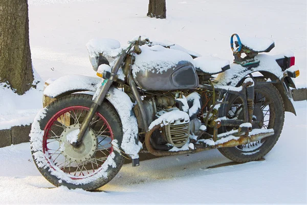 Stary motocykl przestarzały model na snowy parkingu w poranek — Zdjęcie stockowe
