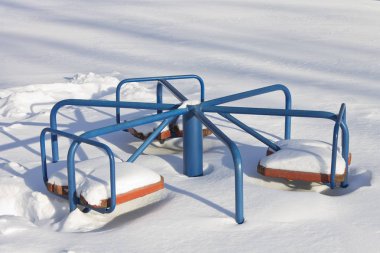 Bir kış sunn karda gömülü çocuk atlıkarınca