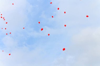 mavi gökyüzü arka plan üzerinde birçok kırmızı hava balonları