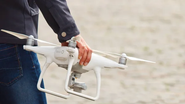 Işleç uçuş öncesi elinde robot