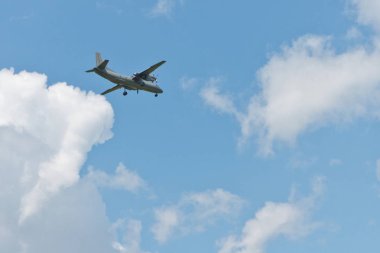 nakliye uçağı iniş mavi bulutlu gökyüzü içinde