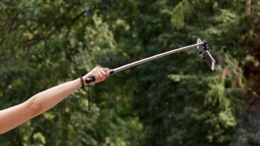 Monopod ile selfie arasında zamanında bir kız elinde bir smartphone 