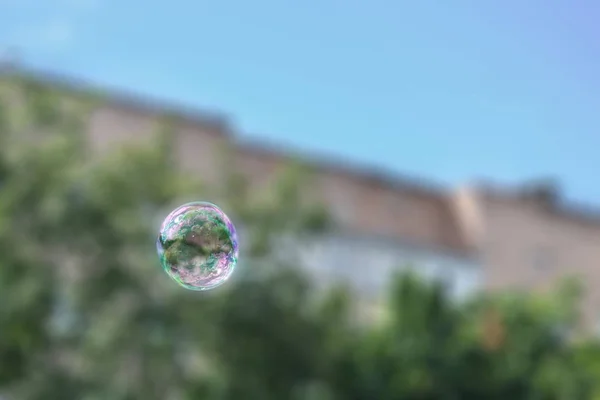 Duhové mýdlová bublina. jako miniaturní země — Stock fotografie