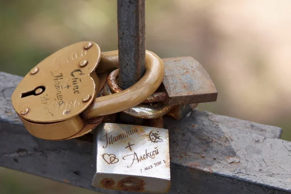 Serrature amore come simbolo di fedeltà, toccato dalla ruggine sulla campata ponte a Charkiv — Foto Stock