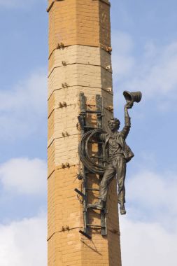 Kharkov, Ukrayna eski bir bira 11 Mart 2016 boru baca temizleyicisi bronz figürü tebrik jesti