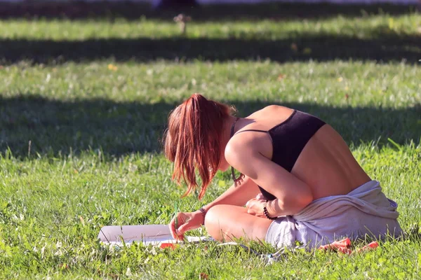 Kız burada şehir Park'ın bahçesinde çizim yoğun bir 