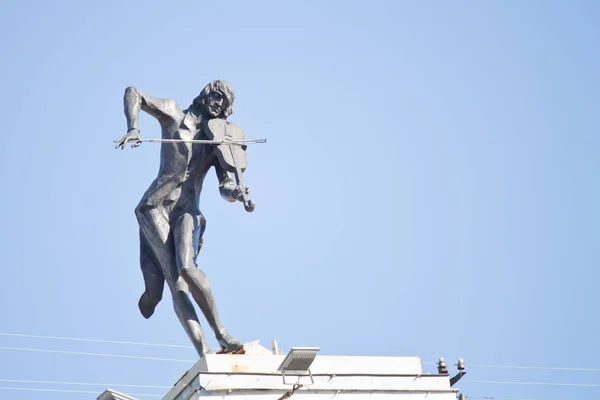 Escultura de un violinista en la azotea de un edificio en el centro — Foto de Stock