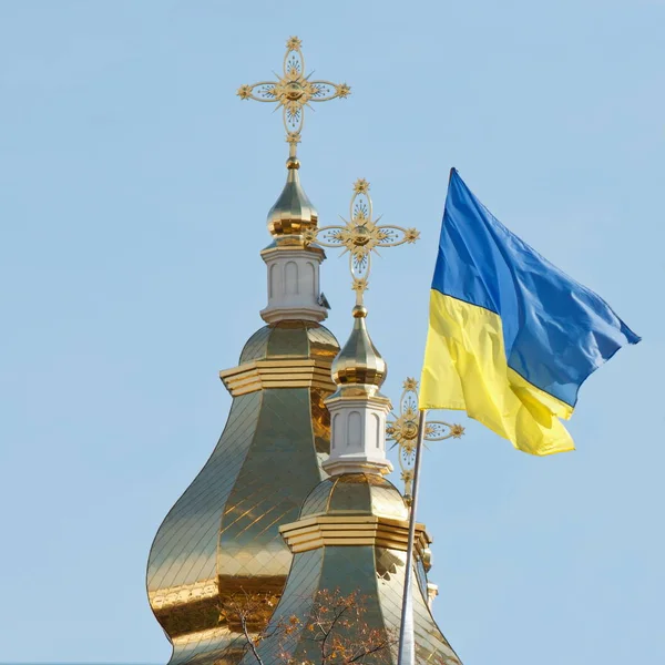 Die ukrainische Nationalflagge vor dem Hintergrund der Kuppeln — Stockfoto