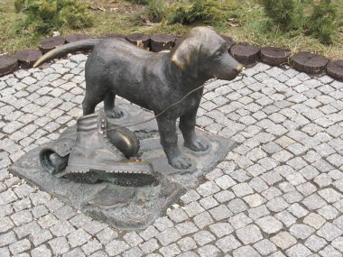 Park Heykel - bot ile oynamak bir köpek yavrusu