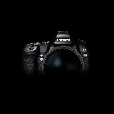 Krasnodar, Rusya - 15 Eylül 2015: Canon 5d mark 2 değiştirilebilir objektifli profesyonel dslr kamera siyah arka plan, düşük anahtar görüntü üzerine
