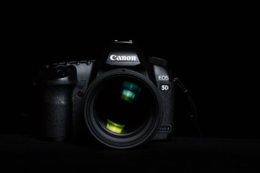 Berlin, Almanya - 9 Eylül 2016: Canon 5d mark 2 değiştirilebilir objektifli profesyonel dslr kamera siyah arka plan, düşük anahtar görüntü üzerine