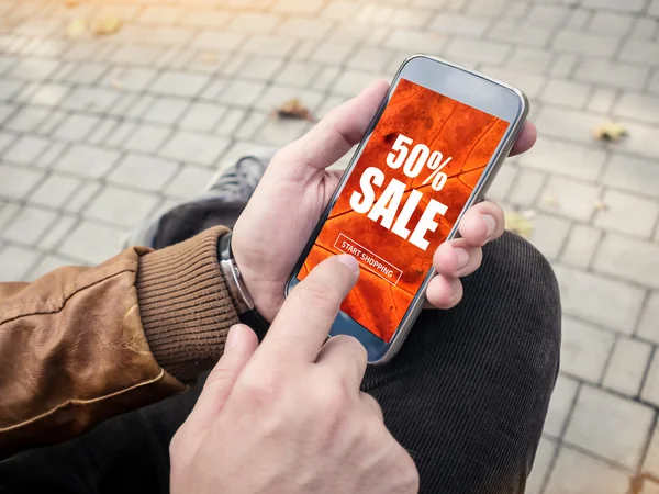 Tutup tangan Man yang bekerja dengan tablet digital untuk belanja online Sale — Stok Foto