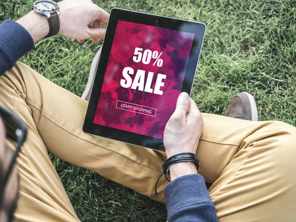 Junger Hipster-Mann nutzt sein modernes digitales Tablet für Online-Shopping, Verkaufsrabatt-Aktion — Stockfoto