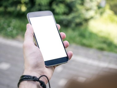 Adamın el holding ve hareket eden smartphone kullanarak