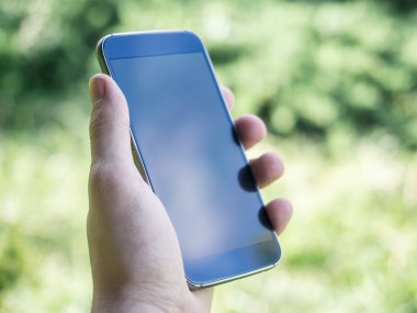 Erkek eli boş ekran ile modern Smartphone