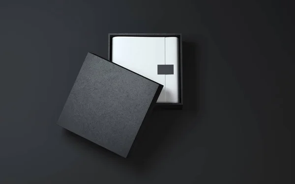 Черный ящик с оберточной бумагой и этикеткой или биркой — стоковое фото