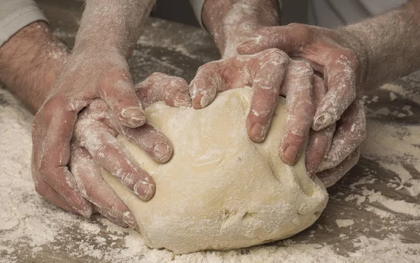 作業台の伝統的なパンを焼く手作りハンドル — ストック写真