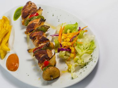 Izgara et şiş ile salata