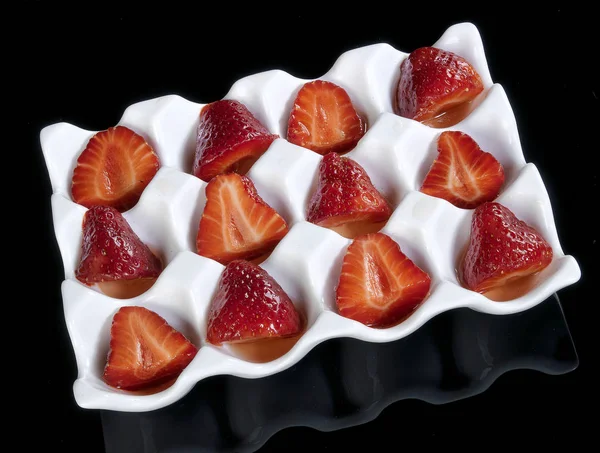 Délicieuses fraises dans un bol blanc — Photo