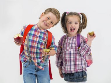 Çocuk kulüpleri ile meyve ile oyun