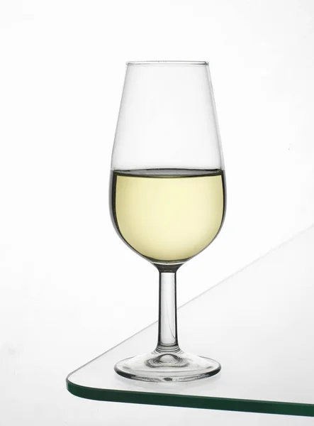 杯在玻璃桌上的好酒好酒 — 图库照片