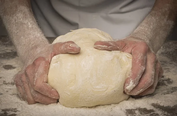 作業台の伝統的なパンを焼く手作りハンドル — ストック写真