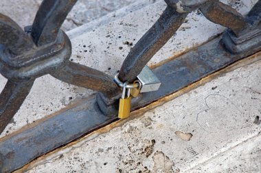 Bir sembolü aşk için iç içe asma kilitler