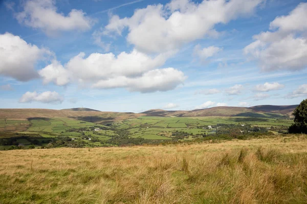 Jordbruksmark och mountain Isle of Man — Stockfoto