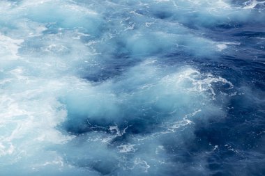 Büyük dalgalar okyanustan kabarcıkları