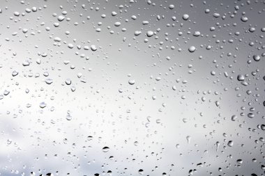 Pencereye yağmur damlaları düşer