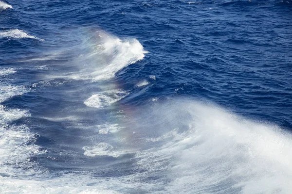 在海浪上喷上彩虹 — 图库照片