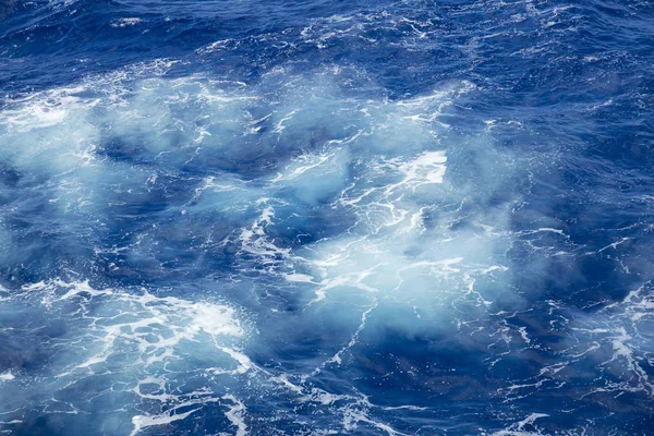 Бульбашки в океані з великих хвиль — стокове фото