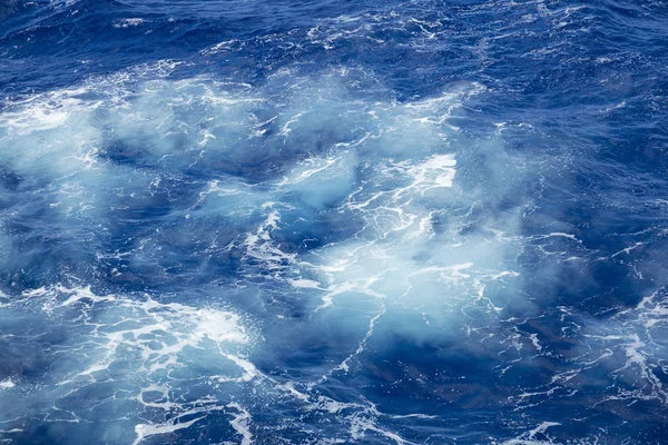 Bubbles in the ocean from large waves — Stock Photo, Image