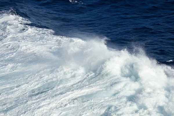 Γιγαντιαία κύματα σε μια φουρτουνιασμένη θάλασσα — Φωτογραφία Αρχείου