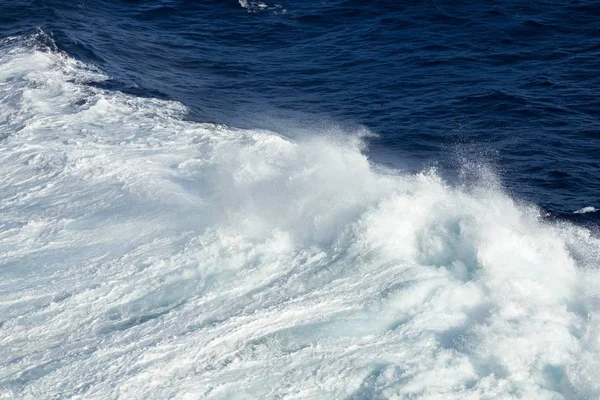 Ola gigante en un mar tormentoso — Foto de Stock