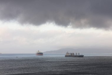 Fırtınalı gökyüzü anchorage Gibraltar harbour, üzerinde