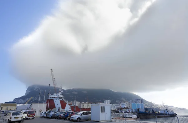 Cebelitarık Rock Üzerinde Büyük Bir Afiş Bulut Akarsu — Stok fotoğraf