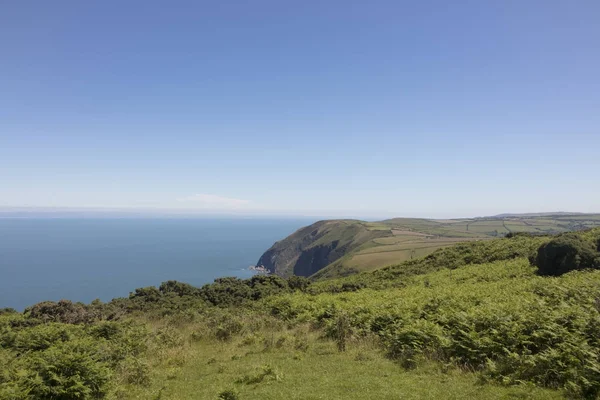 遠くにウェールズの北のデボン イギリスの海岸線 — ストック写真