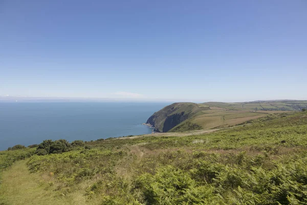 北德文郡崎岖的海岸线英格兰与威尔士的距离 — 图库照片