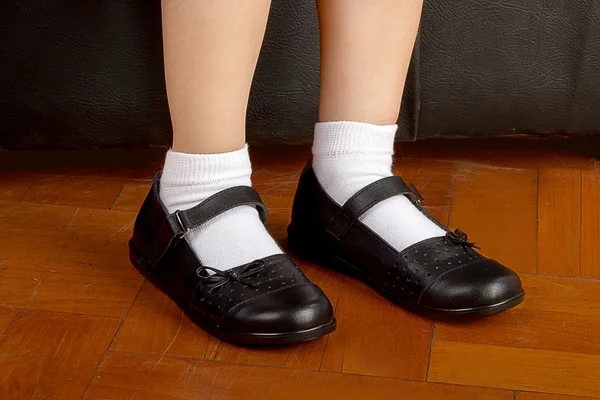 Молодая школьница в чёрных туфлях — стоковое фото