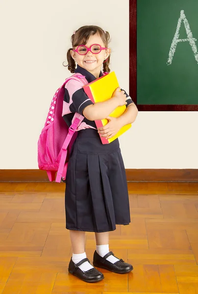 Happy Little School Girl op school klas — Stockfoto