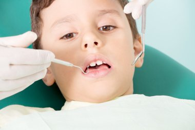 Küçük çocuk diş Kliniği'nde gülümseyen