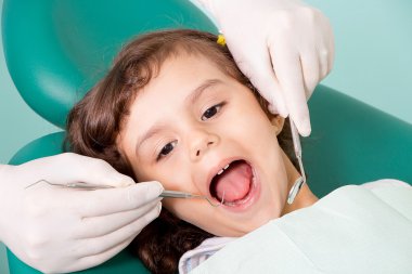 Küçük kız diş Kliniği'nde gülümseyen