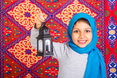 Mutlu genç Müslüman kız kutluyor Ramazan