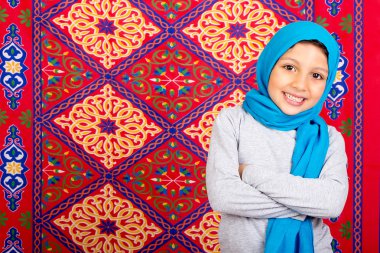 Ramazan Kareem - mutlu genç Müslüman kız kutluyor Ramazan