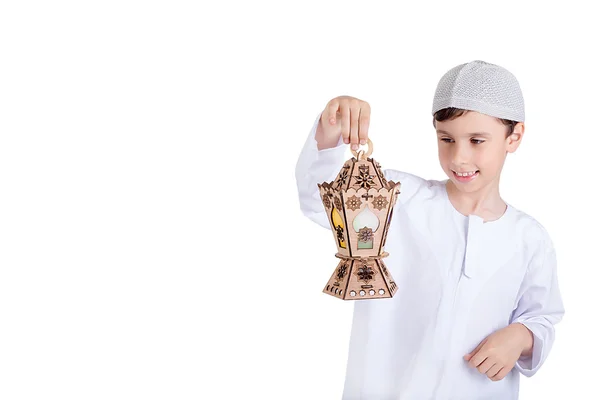 Рамадан Карім - щасливого молодих малюка грати з Рамадан ліхтар — стокове фото