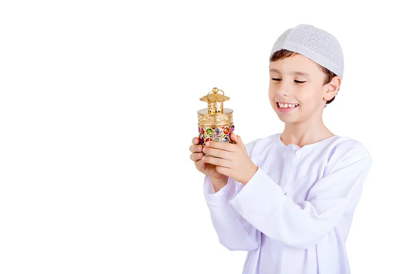 Jeune enfant heureux jouant avec la lanterne Ramadan — Photo