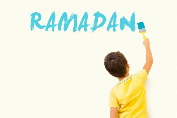 Niño musulmán dibujando Ramadán — Foto de Stock