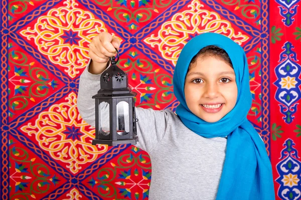 ラマダンを祝う幸せな若いイスラム教徒の少女 — ストック写真